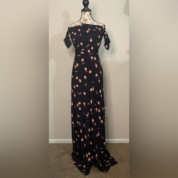 Flynn Skye Dresses & Skirts - Bardot Maxi Dress in Raining Jasmine FLYNN SKYE
Color:Raining Jasmine Size: S